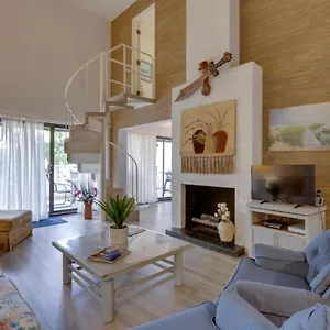 3-story-villa-with-pool-access-steps-to-beach.top-hotels-in-savannah.com/